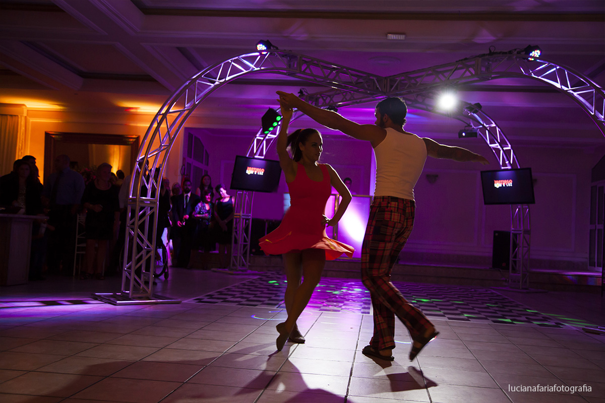festa, dança, bailarinnos, pista de dança, casamento, luzes coloridas, surpresa dos noivos