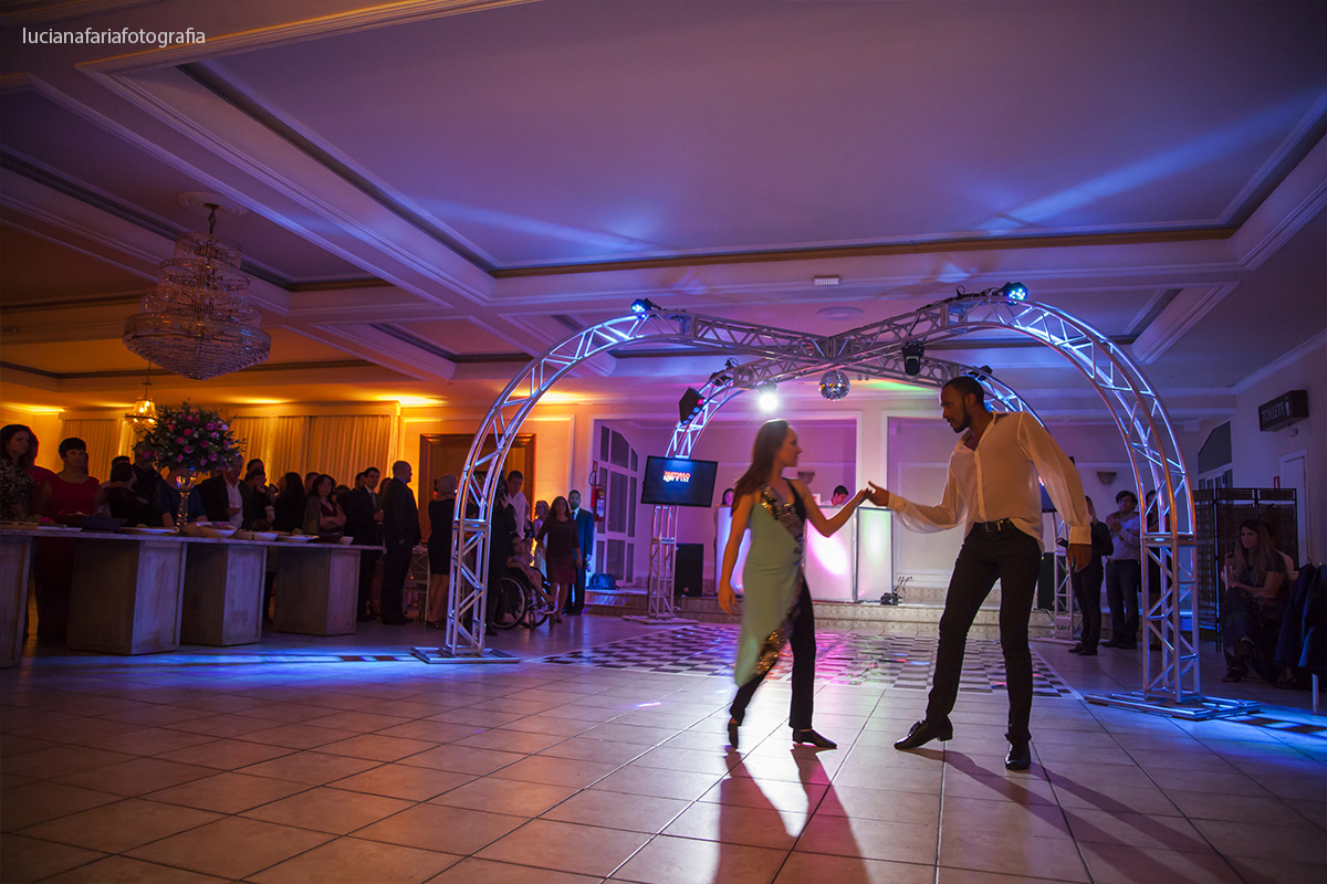 festa, dança, bailarinnos, pista de dança, casamento, luzes coloridas, surpresa dos noivos