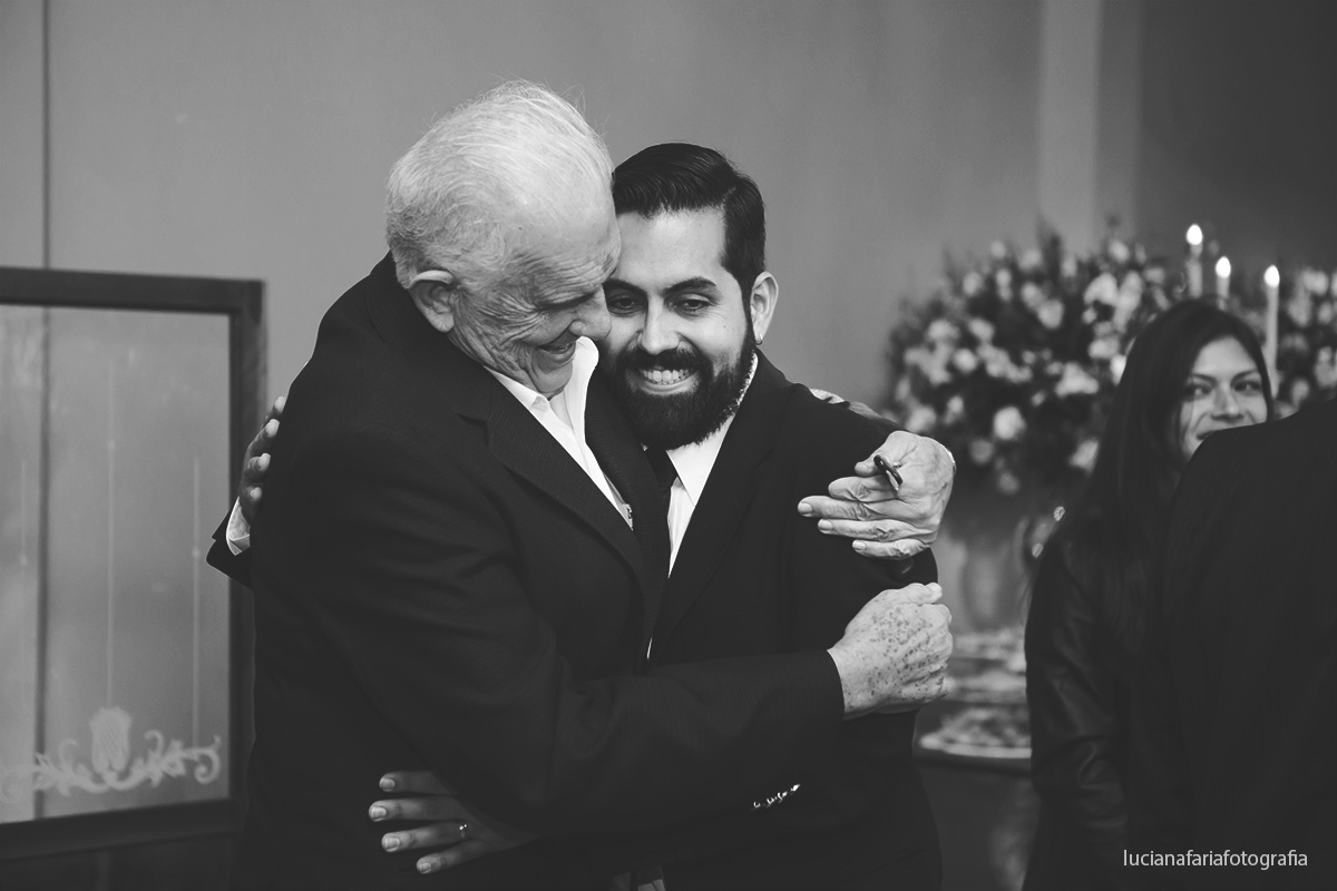 tio do noivo, terno do noivo, festa, abraço do tio, casamento, comemorar