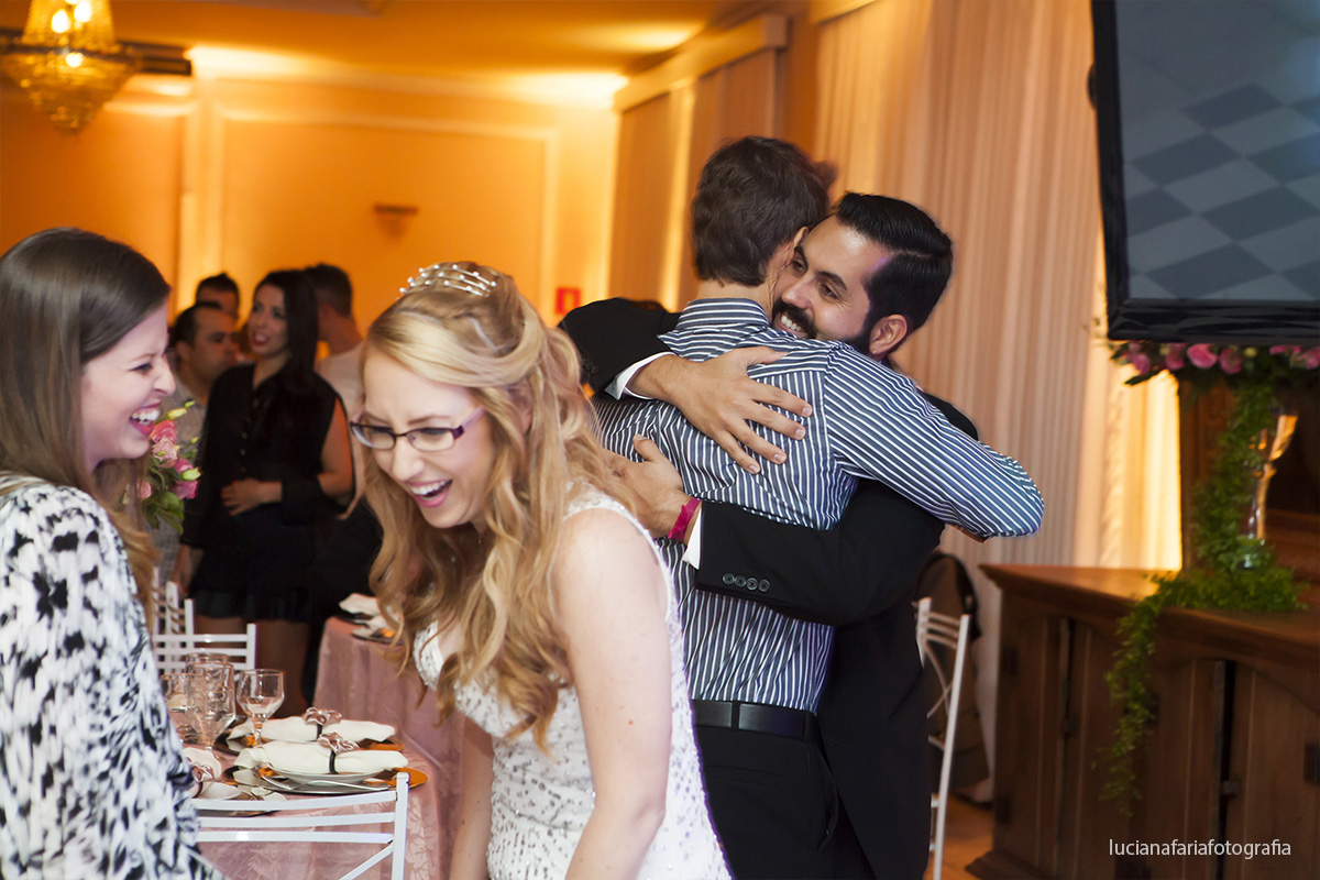 tio do noivo, terno do noivo, festa, abraço do tio, casamento, comemorar