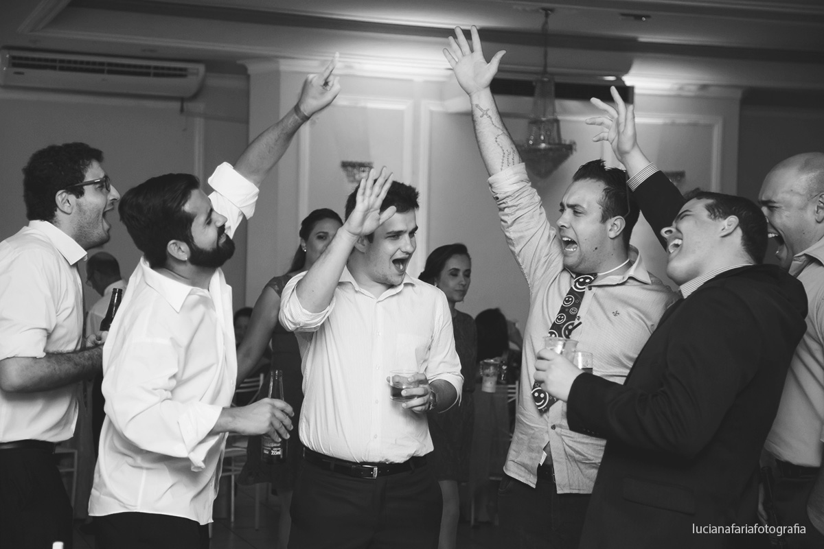 noivo, musica do noivo, amigos do noivo, festa, casamento, cerimonial, noivo dançando