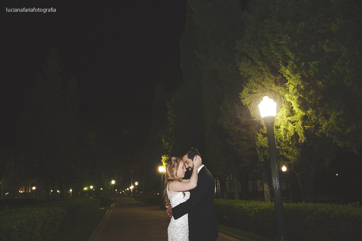 casal de noivos, romantismo, retratos, vestido da noiva, terno, casarão, fotos de noite, momento dos noivos, casamento, fotos de casamento, fotos na praça, praça, passeio,pedras no vestido, noivo de barba, noiva americana , caminhando