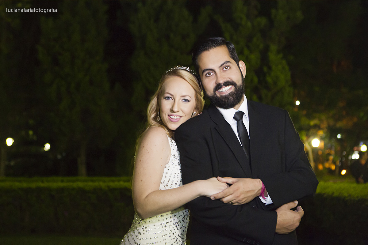 casal de noivos, romantismo, retratos, vestido da noiva, terno, casarão, fotos de noite, momento dos noivos, casamento, fotos de casamento, fotos na praça, praça, passeio,pedras no vestido, noivo de barba, noiva americana