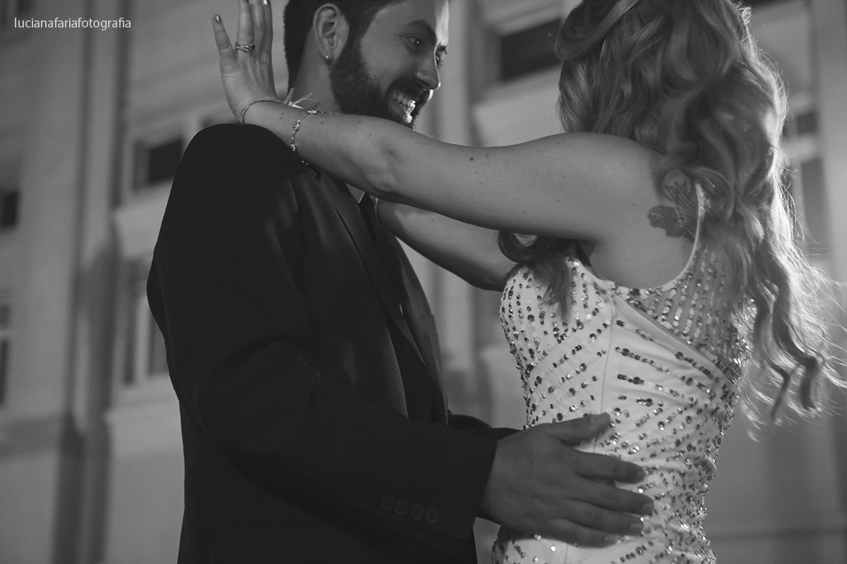 lifestyle, fotografia, casamento, casal de noivos , praça, fotos na praça, casando, casados, casarão, poços de caldas, thermas