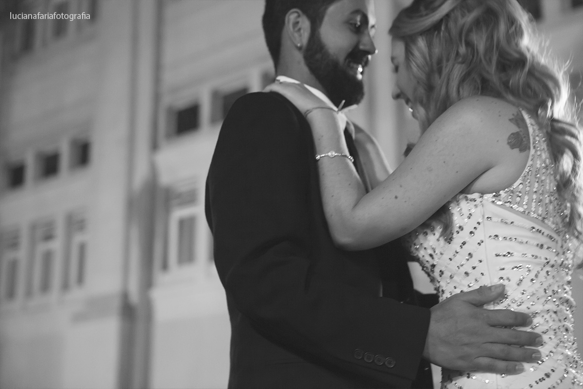 lifestyle, fotografia, casamento, casal de noivos , praça, fotos na praça, casando, casados, casarão, poços de caldas, thermas