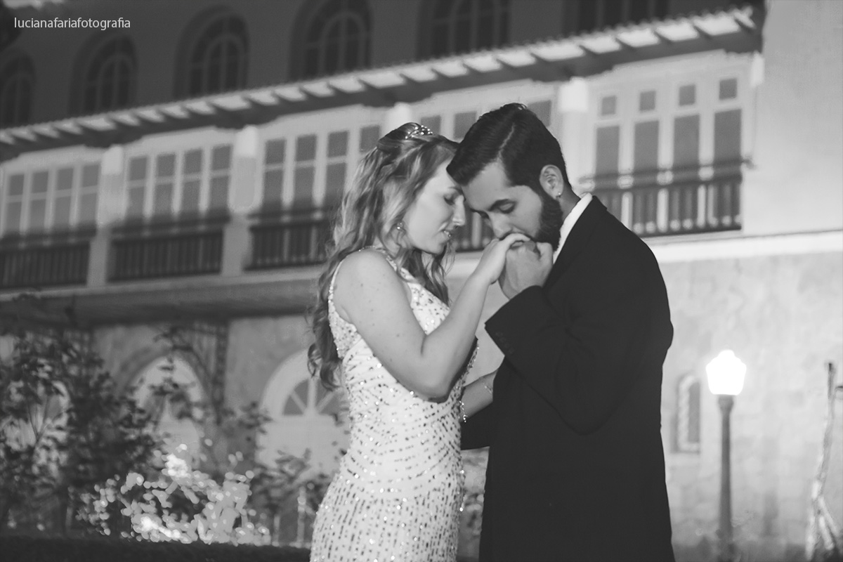 beijos na mão, penteado da noiva, traje do noivo, lifestyle, fotografia, casamento, casal de noivos , praça, fotos na praça, casando, casados, casarão, poços de caldas, thermas