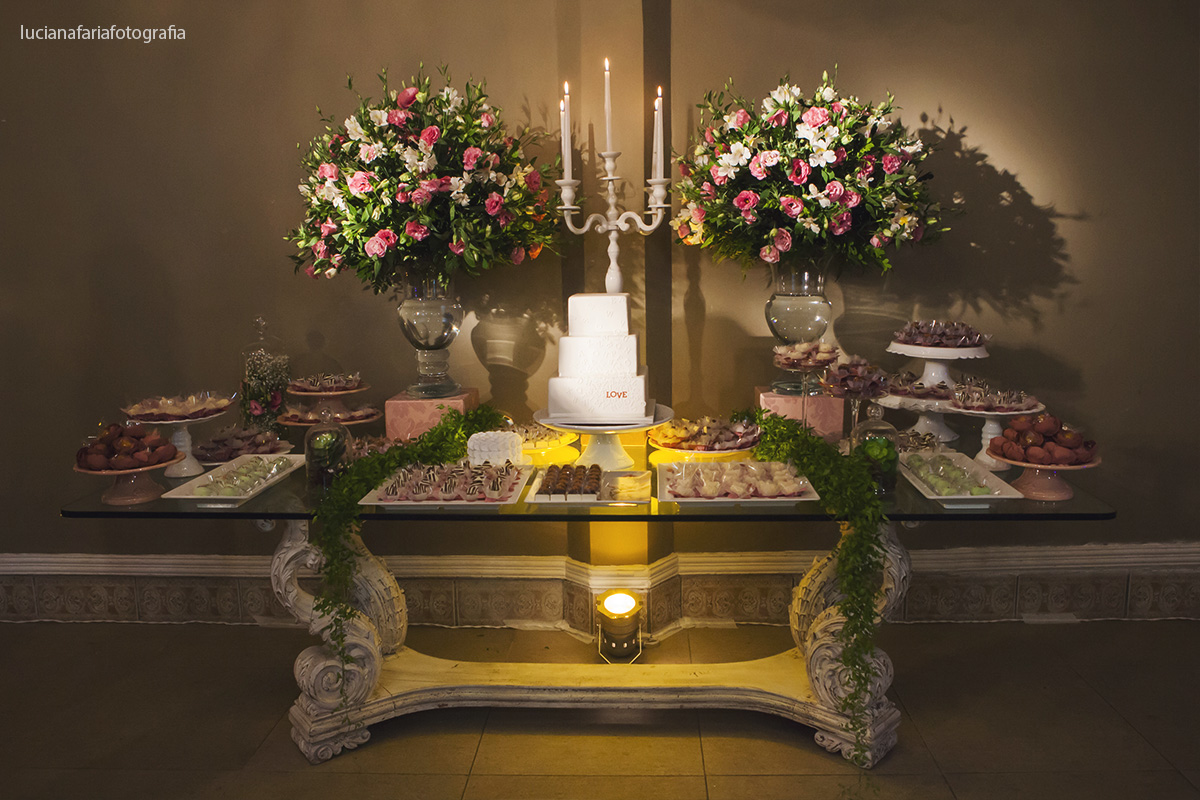 decoração, festa, mesa do bolo, bem casados, flores, decoração rosa, castiçal, mesa de vidro, louças, pombinhos, bolo personalizado, pasta americana, salão