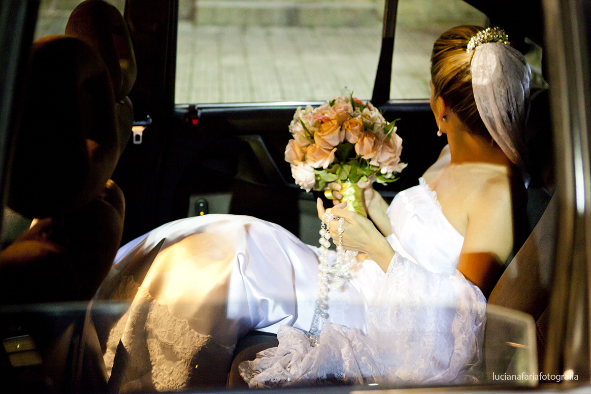 noiva, porta da igreja, pronta pra casar, vestido, mantilha longa, renda, vestido seria, noiva, casamento, casando, wedding