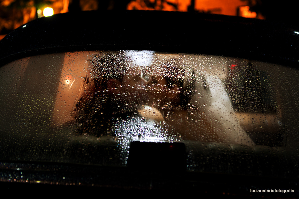 fotos externas, casados, noivos, jardim, urca, muito amor, mantilha, vestido da noiva, noivos no carro, chuva, foto na chuva, beijo