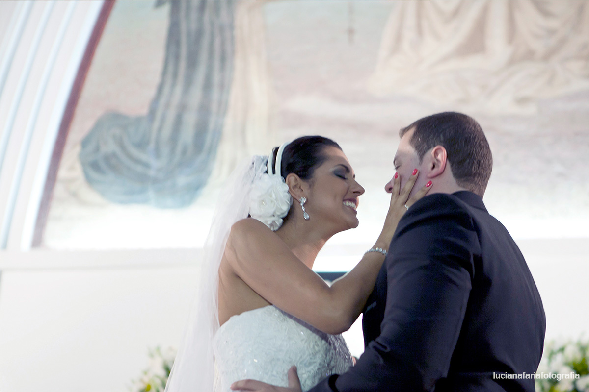 beijo dos noivos, casados, igreja, casamento, decoração, cerimonial, noivos no altar, terno do noivo, wedding, grinalda, mantilha, renda, rendada, noivos