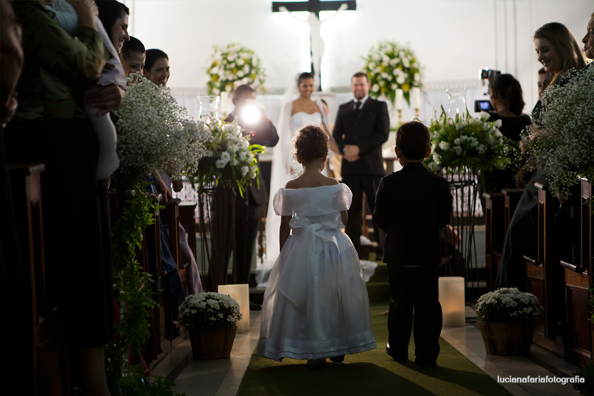 religioso, padre, igreja, casamento, decoração, cerimonial, noivos no altar, terno do noivo, wedding, grinalda, mantilha, renda, rendada, noivos, filmagem