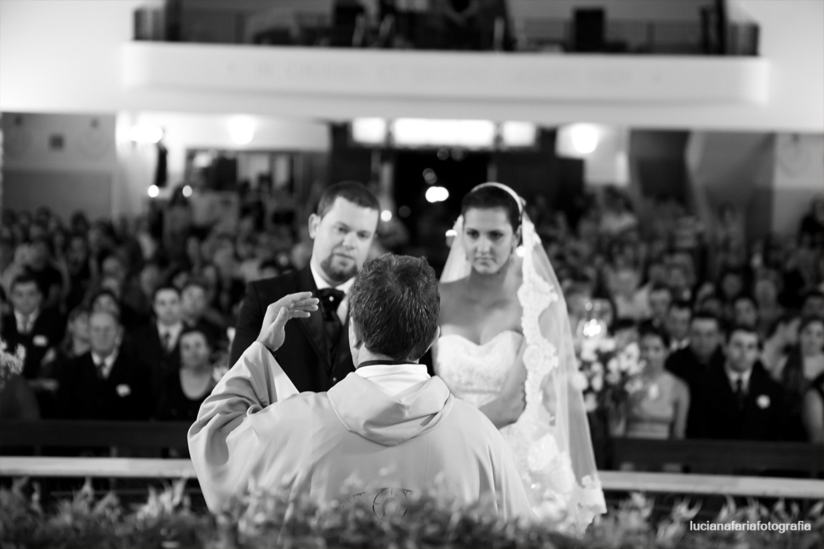 religioso, padre, igreja, casamento, decoração, cerimonial, noivos no altar, terno do noivo, wedding, grinalda, mantilha, renda, rendada, noivos