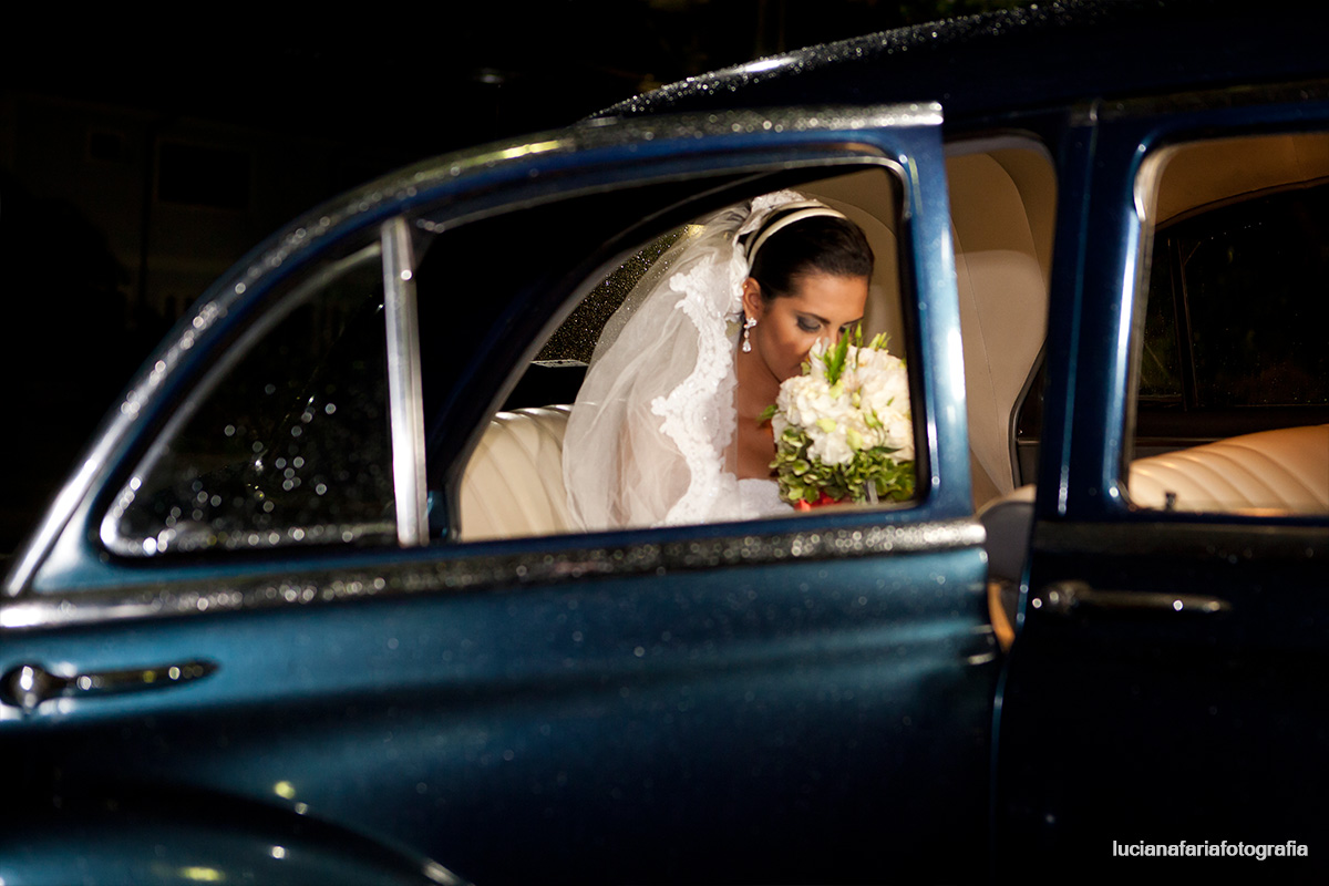 noiva, maquiagem de noiva, grande dia, casamento com chuva, carro da noiva, noiva no carro, casando, indo pra igreja, carro azul, motorista, oração da noiva, carro molhado, gotas de chuva