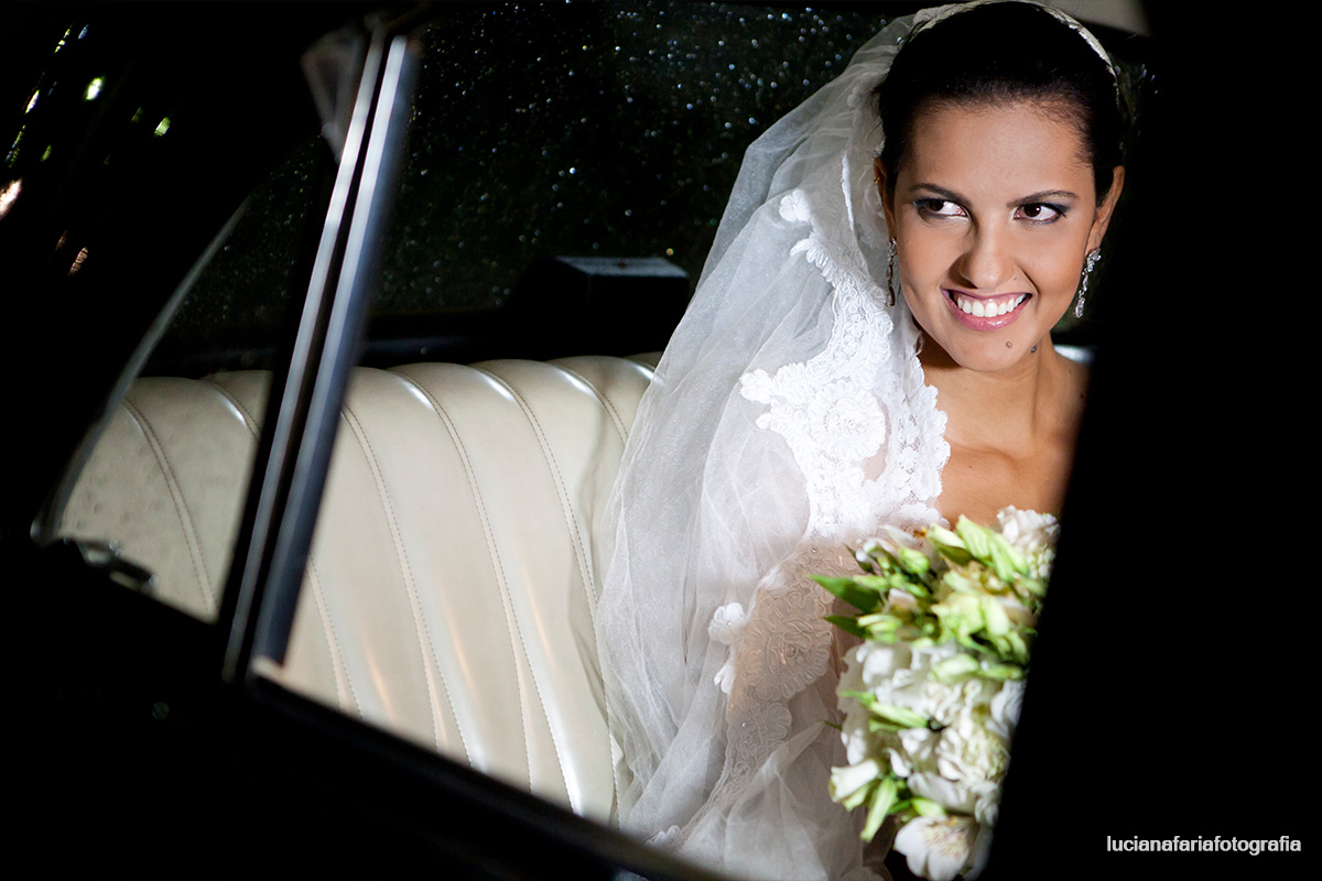 noiva, maquiagem de noiva, grande dia, casamento com chuva, carro da noiva, noiva no carro, casando, indo pra igreja, carro azul, motorista, oração da noiva, carro molhado, gotas de chuva, porta da igreja cerimonial, buquê