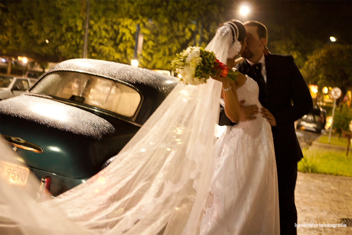 fotos externas, casados, noivos, jardim, urca, muito amor, mantilha, vestido da noiva, noivos no carro, chuva, foto na chuva, beijo