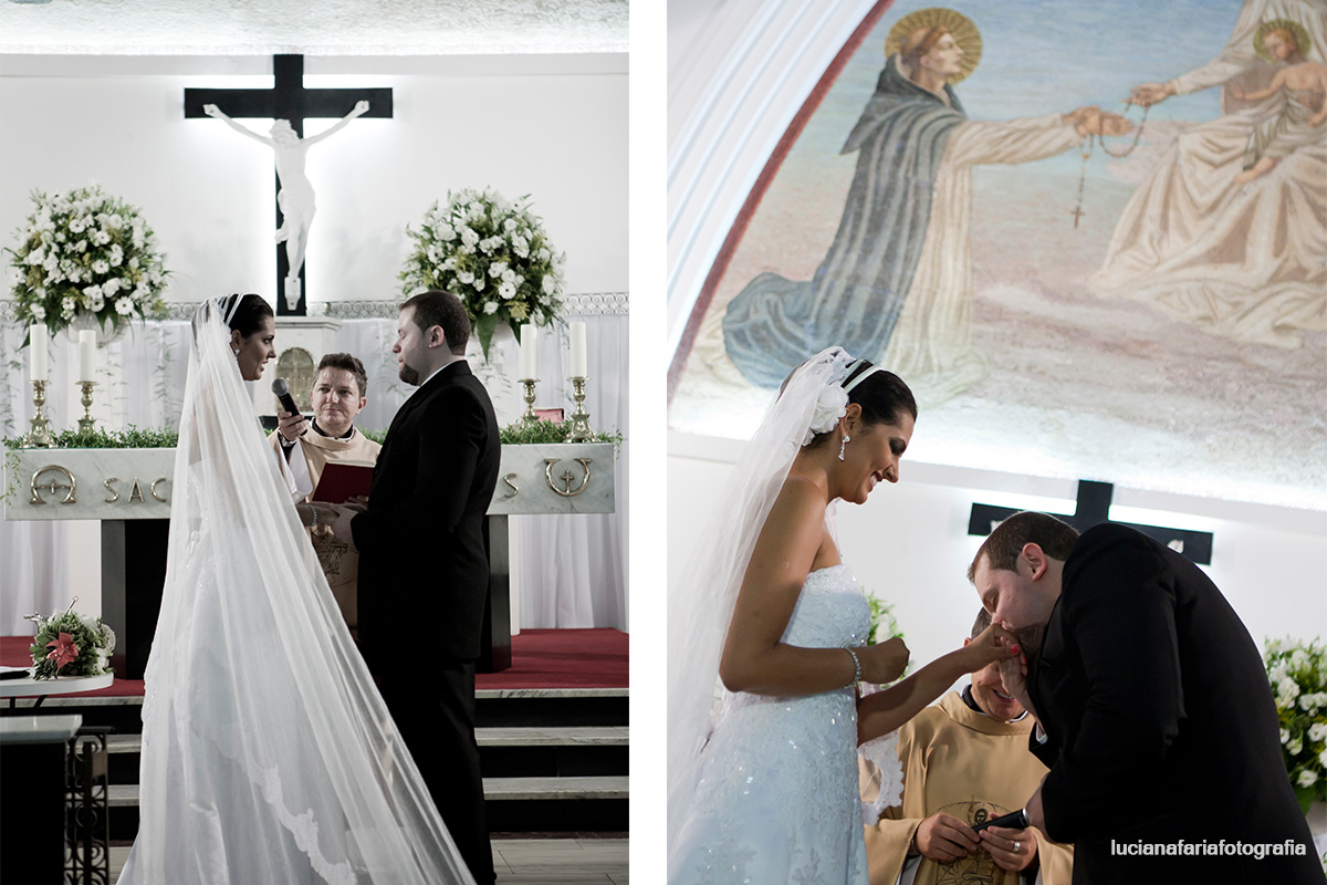 alianças, colcando alianças,religioso, padre, igreja, casamento, decoração, cerimonial, noivos no altar, terno do noivo, wedding, grinalda, mantilha, renda, rendada, noivos