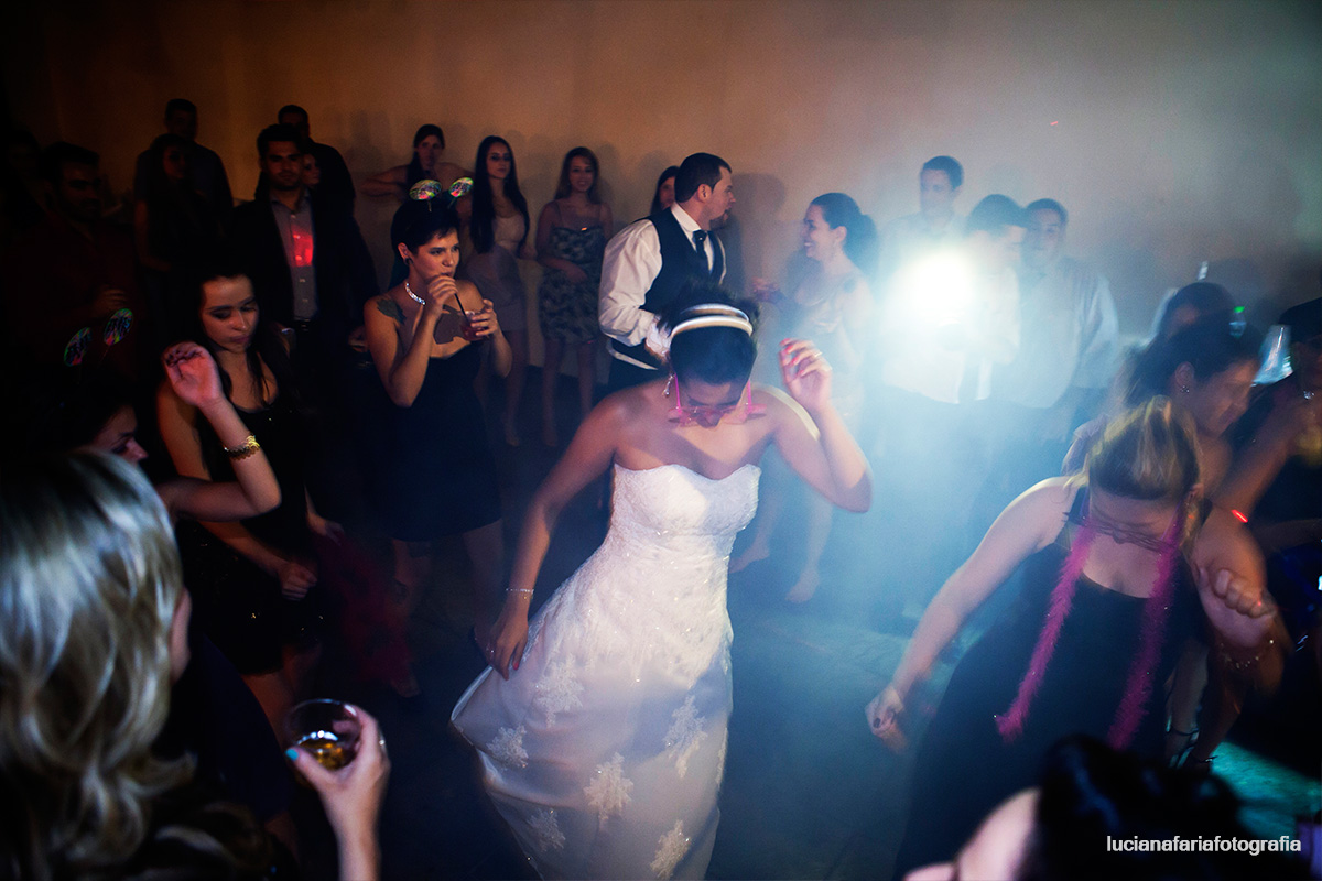 recepção, noivos dançando, balada, musica, dj, festa, slão, decoração, cerimonial, vestido da noiva, luz do salão, iluminação do casamento