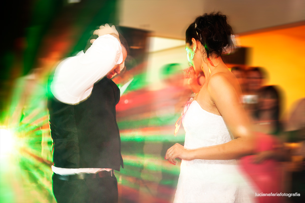 festa, dança, recepção, noivos dançando, balada, musica, dj, festa, slão, decoração, cerimonial, vestido da noiva, luz do salão, iluminação do casamento, brindes