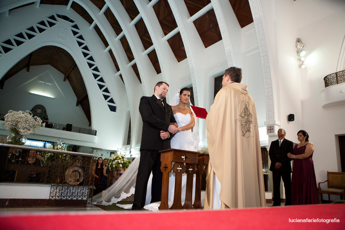 religioso, padre, igreja, casamento, decoração, cerimonial, noivos no altar, terno do noivo, wedding, grinalda, mantilha, renda, rendada, noivos