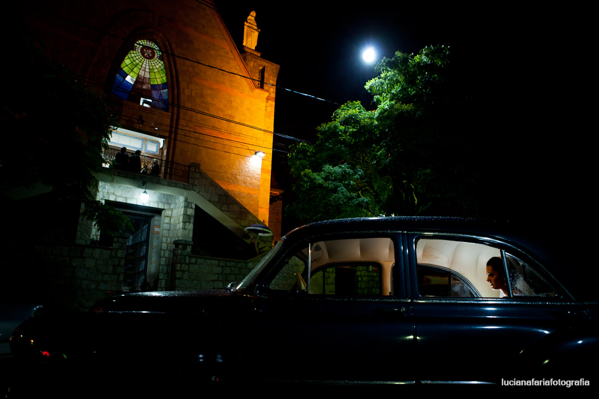noiva, maquiagem de noiva, grande dia, casamento com chuva, carro da noiva, noiva no carro, casando, indo pra igreja, carro azul, motorista, oração da noiva, carro molhado, gotas de chuva, porta da igreja cerimonial