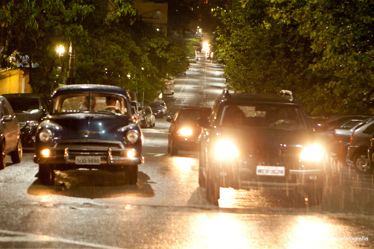 noiva, maquiagem de noiva, grande dia, casamento com chuva, carro da noiva, noiva no carro, casando, indo pra igreja, carro azul, motorista