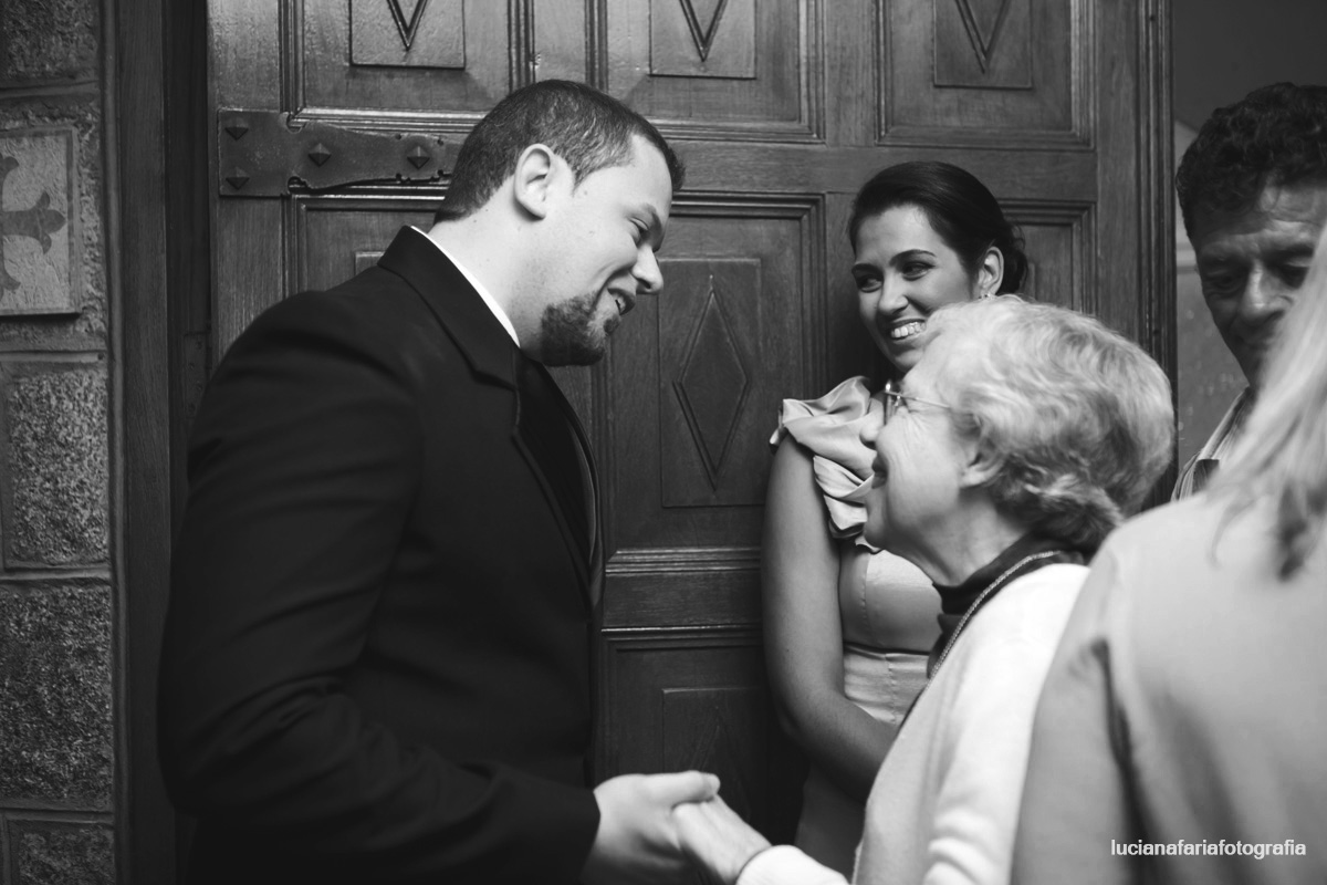 noivo, porta da igreja, casamento, irmã da noiva, tia do noivo, terno do noivo, wedding