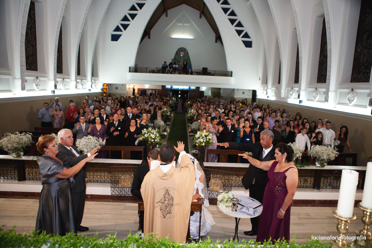 benção dos pais, casados, igreja, casamento, decoração, cerimonial, noivos no altar, terno do noivo, wedding, grinalda, noivos
