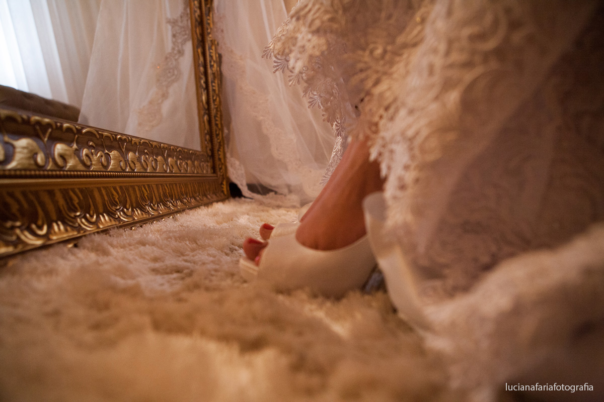 sapato de noiva, pés da noiva, vestido, detalhes, pedraria ,unhas vermelhas, renda, renda francesa, casar, wedding