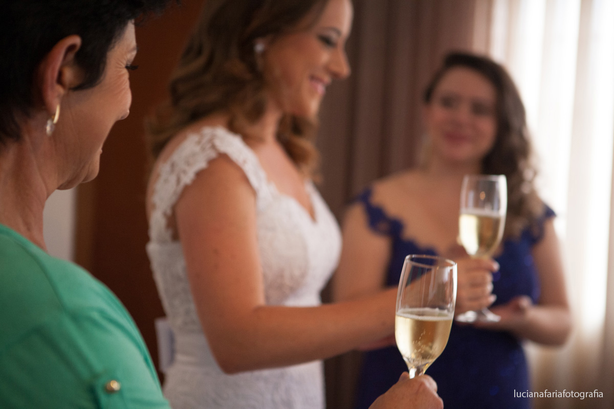 noiva, brinde no slão, cerimonial, mãe da noiva, irmã, casamento, salão, cabeleireiro, amor, fotografia de família, maquiagem, making of