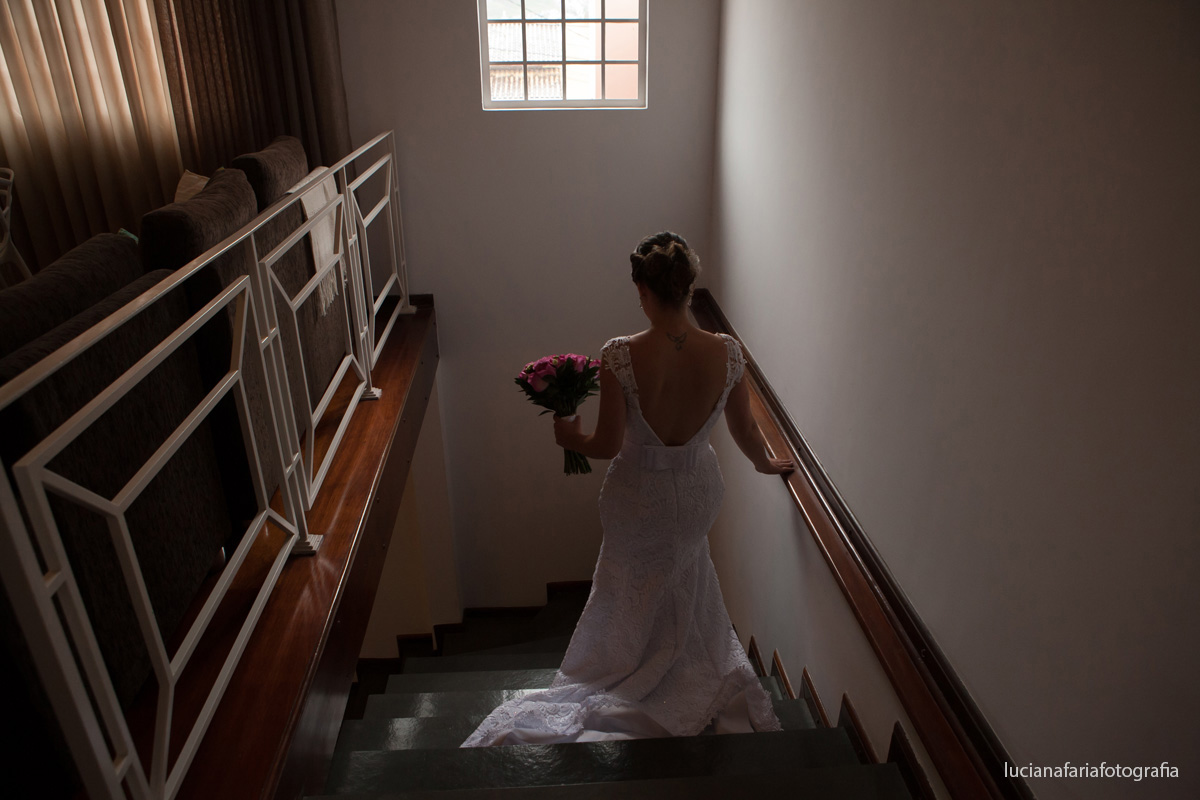 buquê, buquê de rosas, flores, casamento, salão de cabeleireiros, making of, dia da noiva, vestido, casamento, indo para a igreja, escadaria