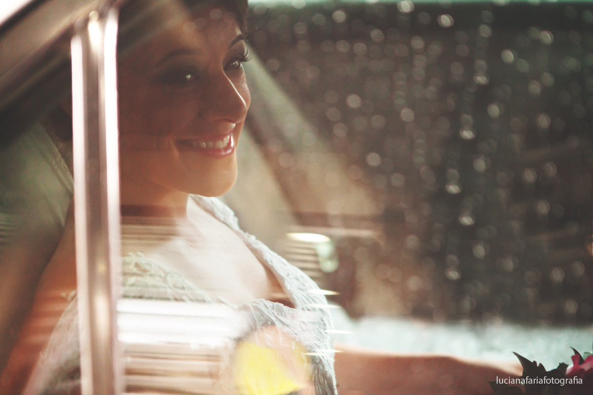 casamento, noiva, noiva no carro, gostas de chuva, casamento de dia, wedding, cerimonial, fim de tarde