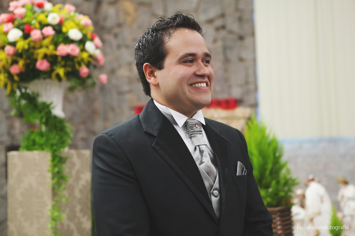 noivo no altar, noivo, terno, decoração, cerimonial, igreja de pedras, casar, wedding, gravata do noivo, lapela