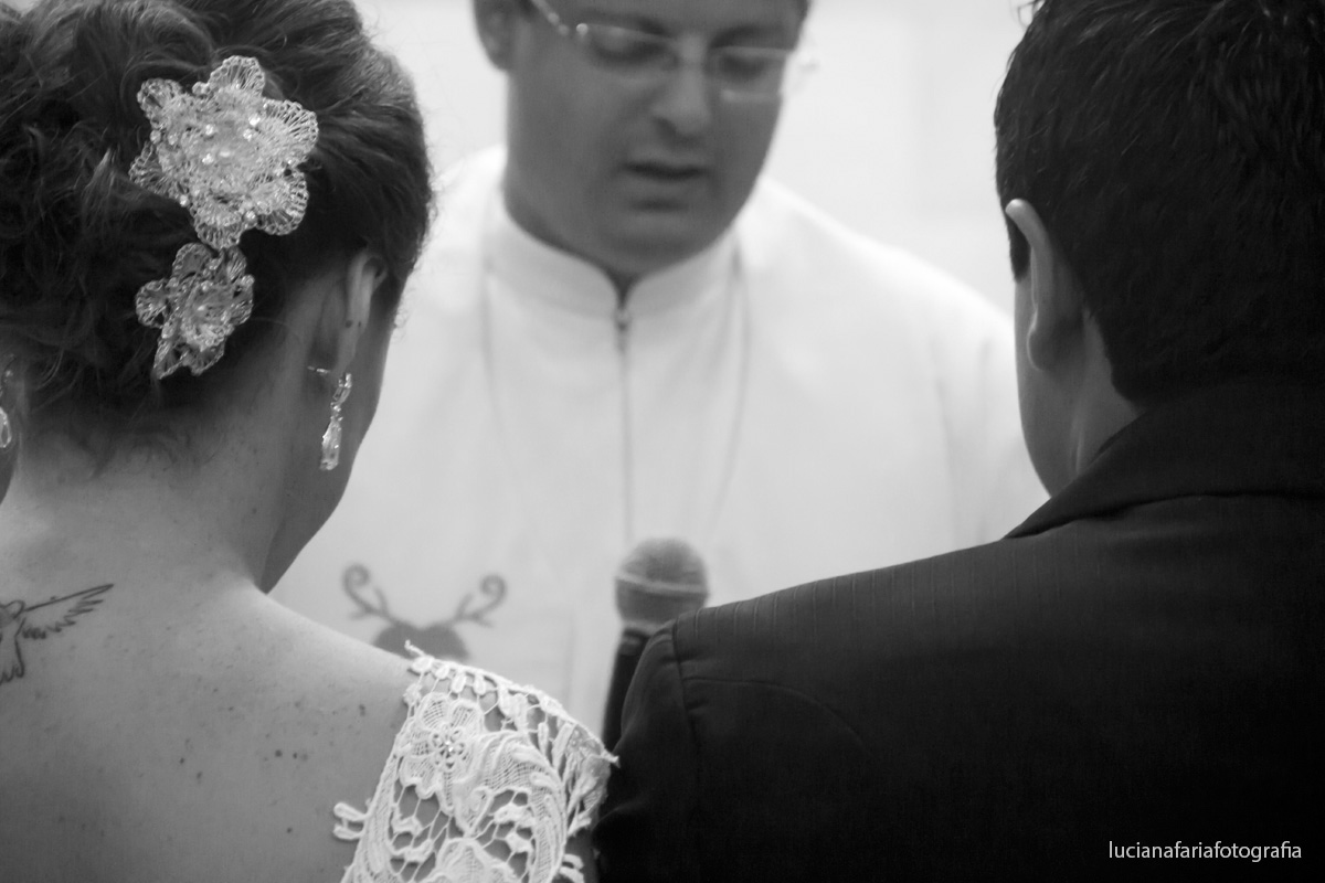 padre jovem, cabelo, flor, religioso, cerimônia, noiva, cerimonial, decoração,igreja, nervosismo, wedding, casamento, grande dia