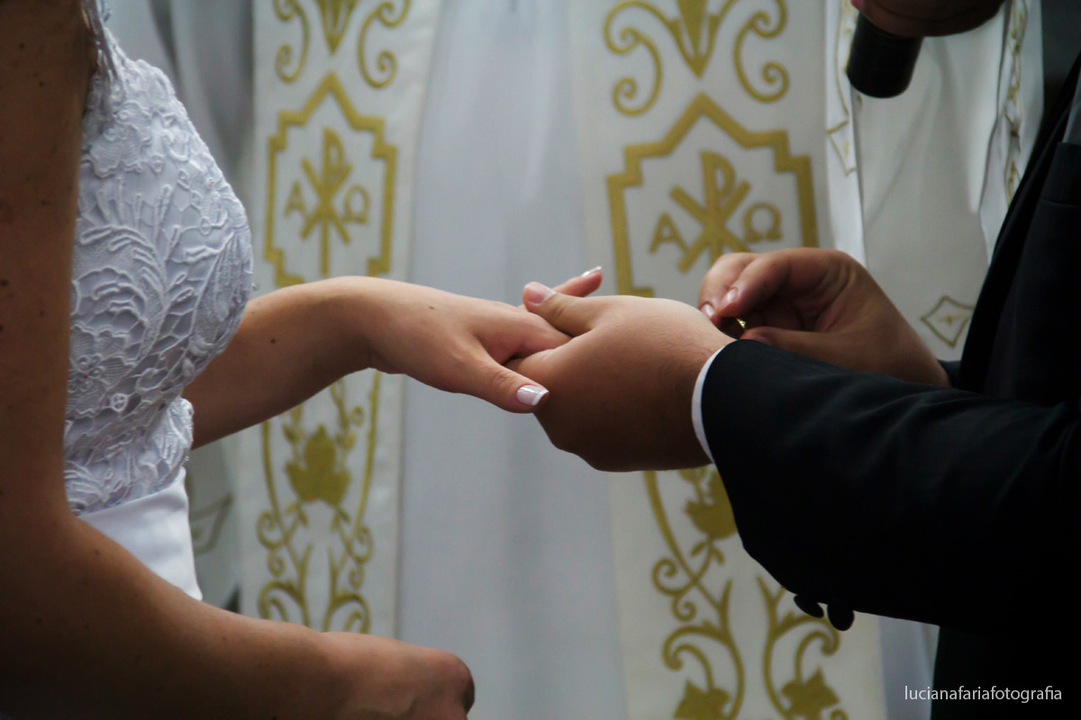 sim, alianças, casar, padre, mãos, casar de dia, dia, foto da aliança, religioso, católica, cerimônia