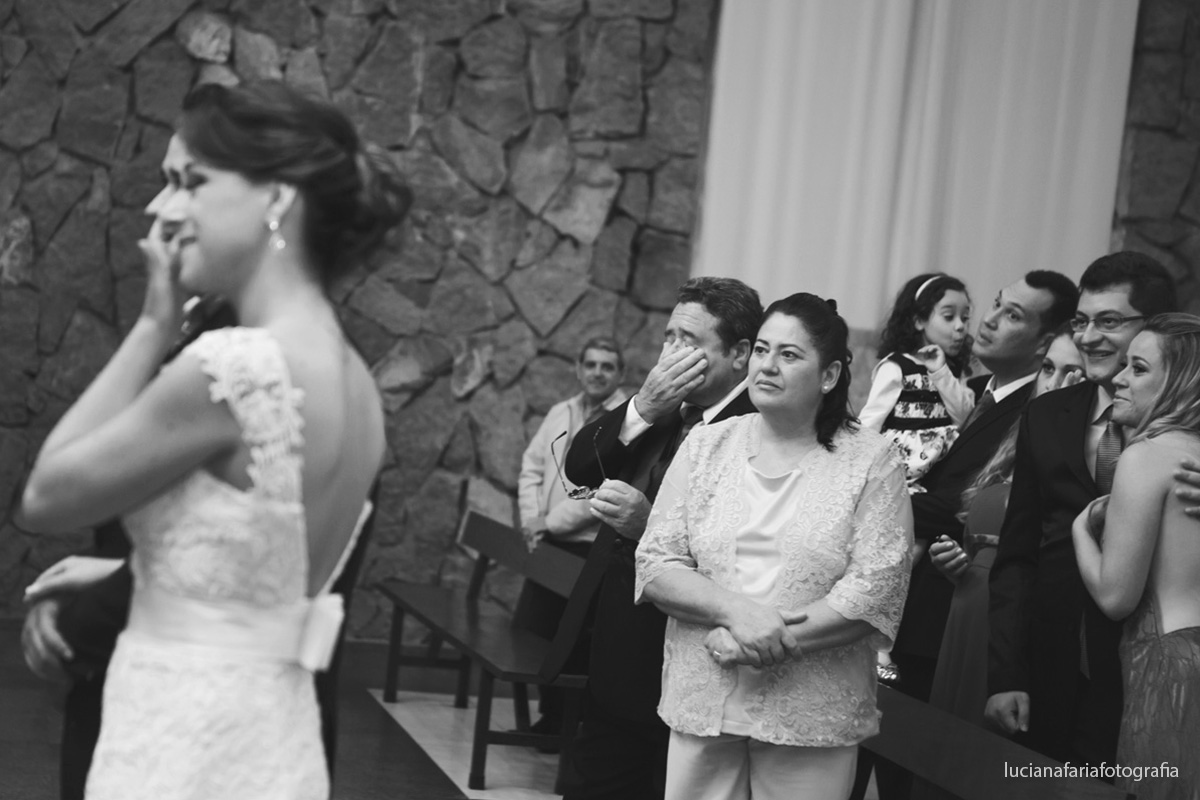 pais chorando, noivos chorando, emoção, benção dos noivos, igreja, costas, casamento, cerimonial, decoração, flores, wedding