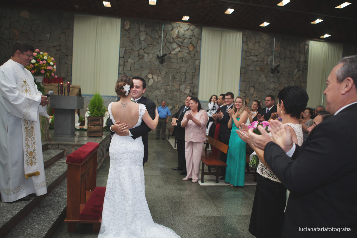beijo, beijo dos noivos, casar, casamento, palmas, igreja, religioso, cerimônia católica