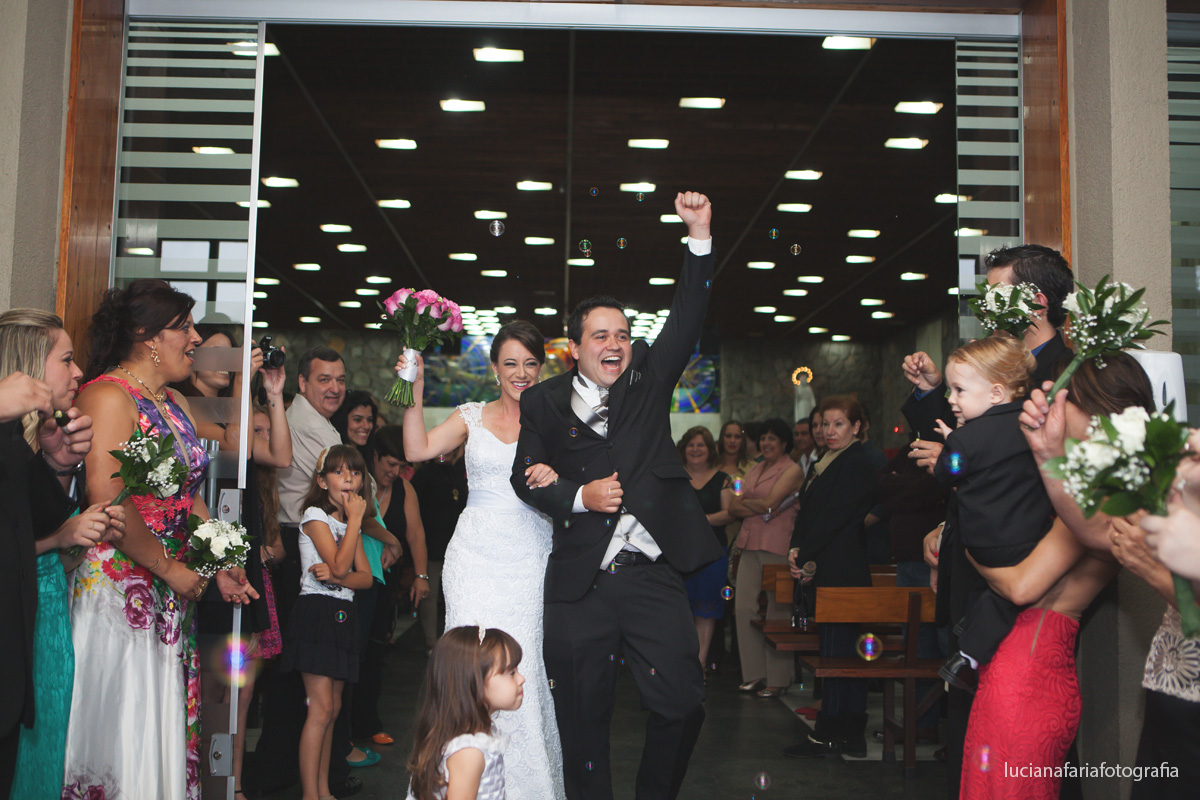 saída dos noivos, bolinha de sabão, casar, casamento, palmas, igreja, religioso, cerimônia católica