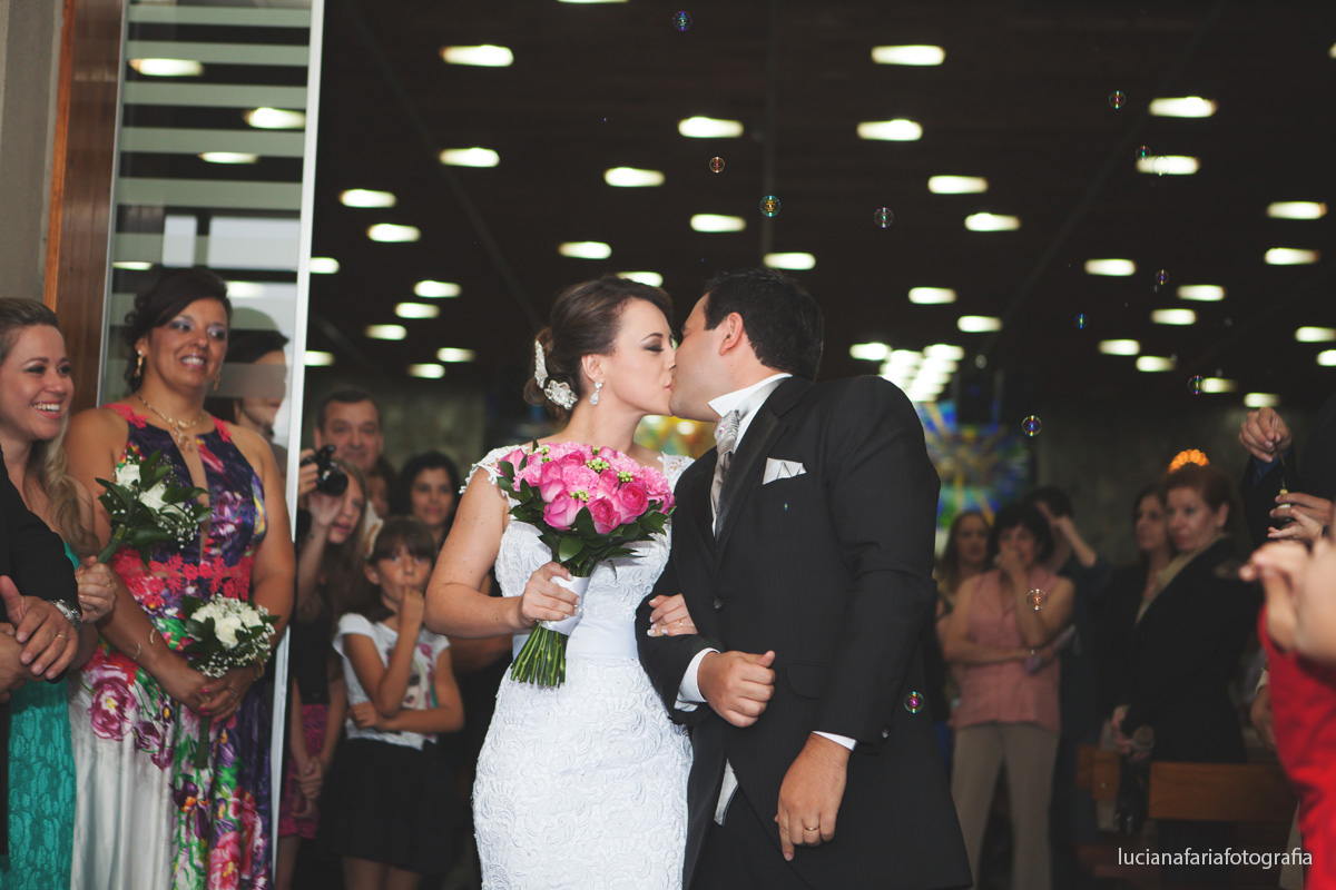 beijo, porta da igreja, saída dos noivos, bolinha de sabão, casar, casamento, palmas, igreja, religioso, cerimônia católica