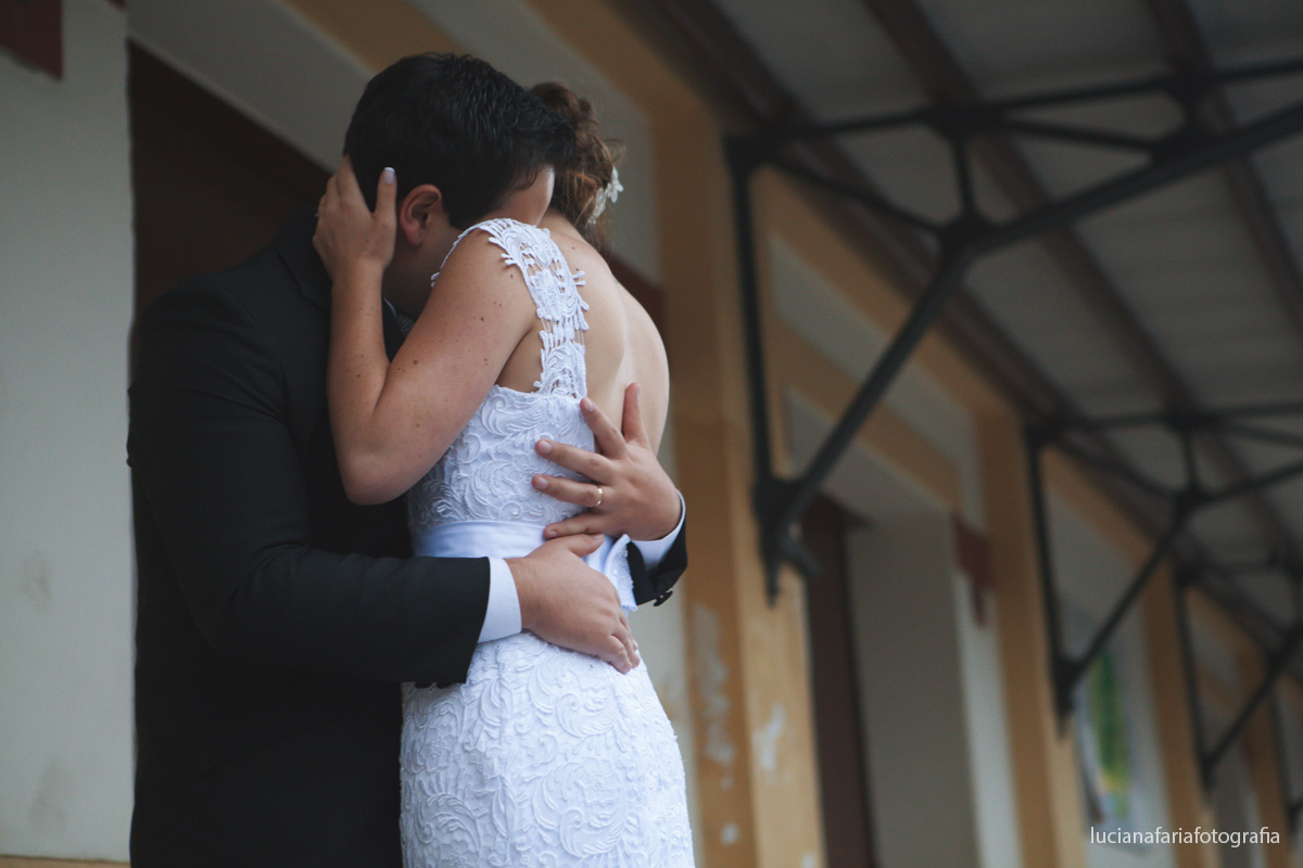 fotos externas,estação de trem, casamento, poses, buquê, noivos, pós casamento, externas, luz natural,  fim de tarde, abraços