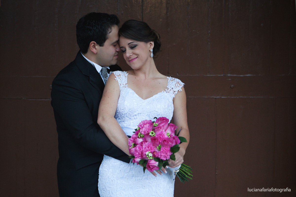 fotos externas,estação de trem, casamento, poses, buquê, noivos, pós casamento, externas, luz natural,  fim de tarde, buquê rosa