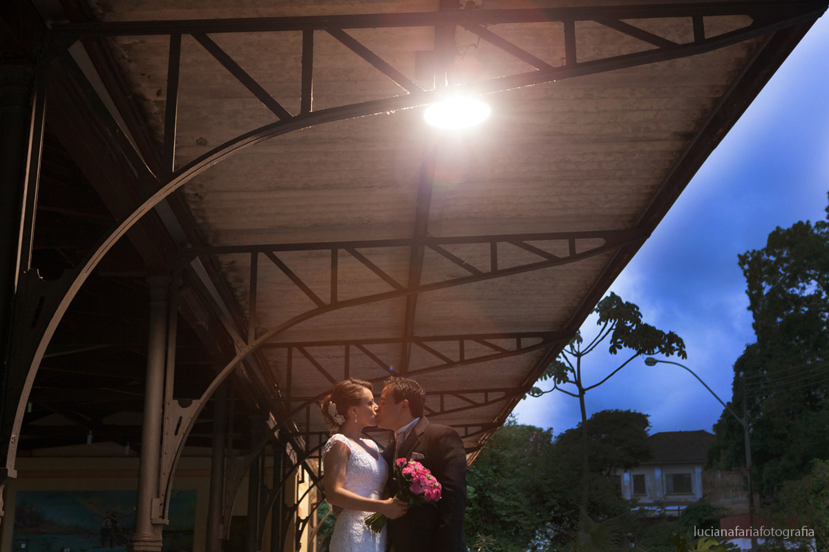 fotos externas,estação de trem, casamento, poses, buquê, noivos, pós casamento, externas, luz natural,  fim de tarde, buquê rosa