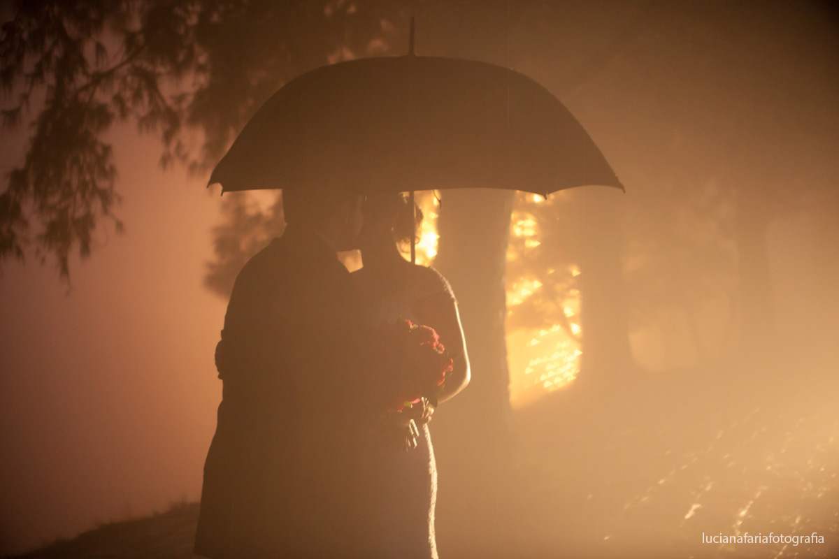 cristo, neblina, guarda chuva, noivos, fotos externas, casamento, pós casamento, silhueta,