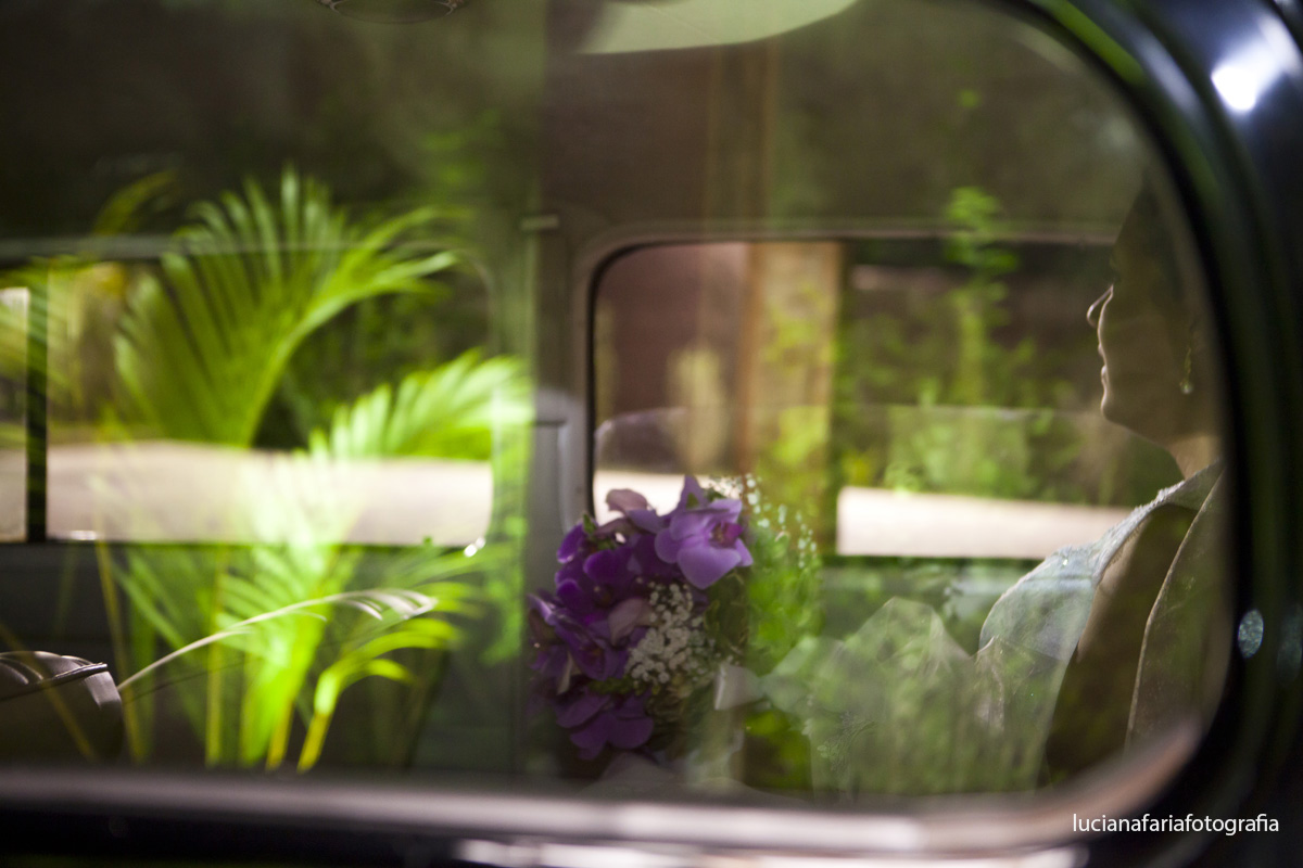 noiva no carro, reflexos, dupla exposição, noiva, janela, jardim, casamento externo, casamento a noite, casar, wedding