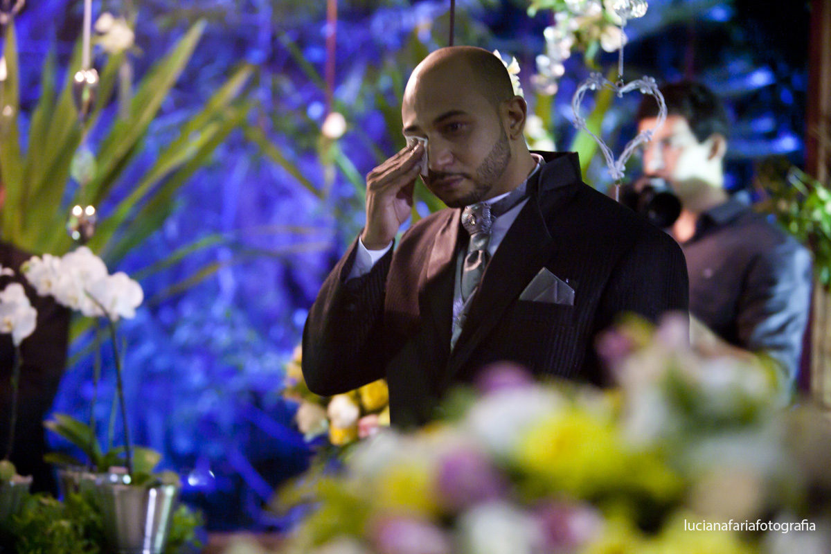 noivo chorando, lenço, musica, cerimonial, decoração, cerimônia, jardim, casamento externo, casamento a noite, casar, wedding