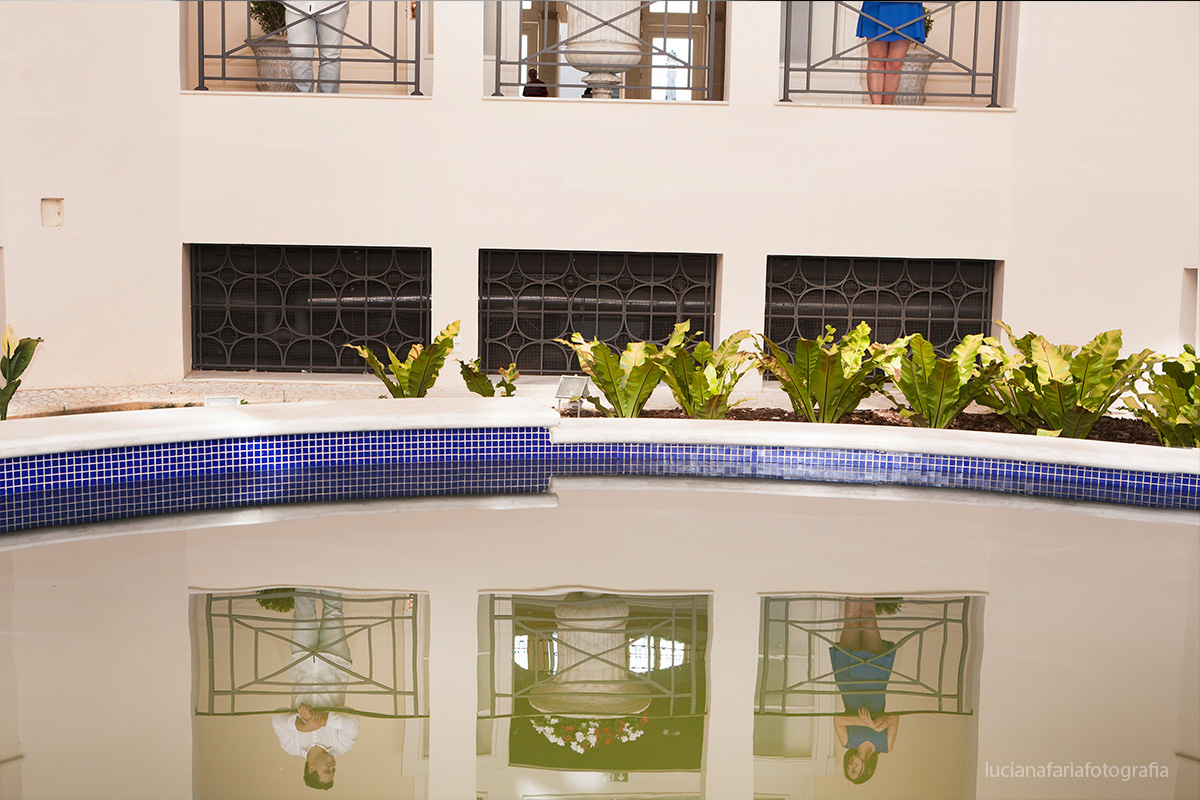 reflexos dos noivos, noivos, ensaio casal, retratos dos noivos, ensaio, interno,  thermas poços de caldas, luz natural, fim de tarde, amor, pré-casamento, cerimonial, casamento, pré wedding