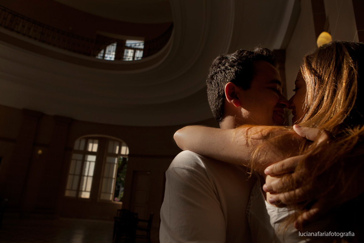 reflexos dos noivos, noivos, ensaio casal, retratos dos noivos, ensaio, interno,  thermas poços de caldas, luz natural, fim de tarde, amor, pré-casamento, cerimonial, casamento, pré wedding