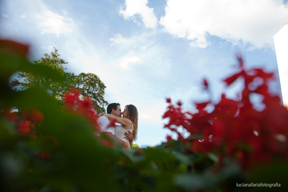 reflexos dos noivos, noivos, ensaio casal, retratos dos noivos, ensaio, interno,  thermas poços de caldas, luz natural, fim de tarde, amor, pré-casamento, cerimonial, casamento, pré wedding, flores, ângulos,