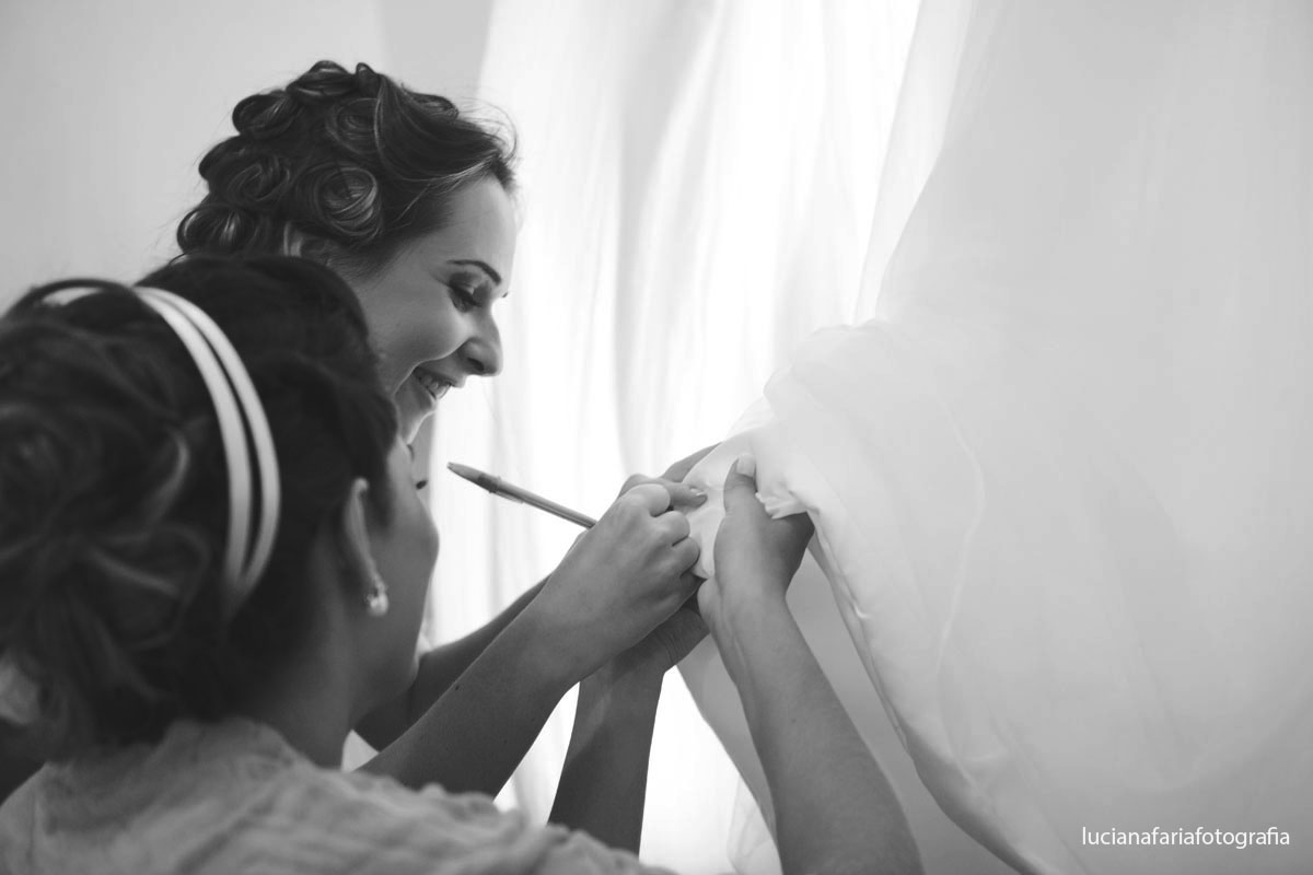 vestido, barra do vestido, nome na barra, nome no vestido, escrever, making of, antes do casamento, madrinha, noiva, pb, casamento externo, dia, noiva, vestido, vestido de noiva, flor lateral, buquê, balanço, verde, natureza