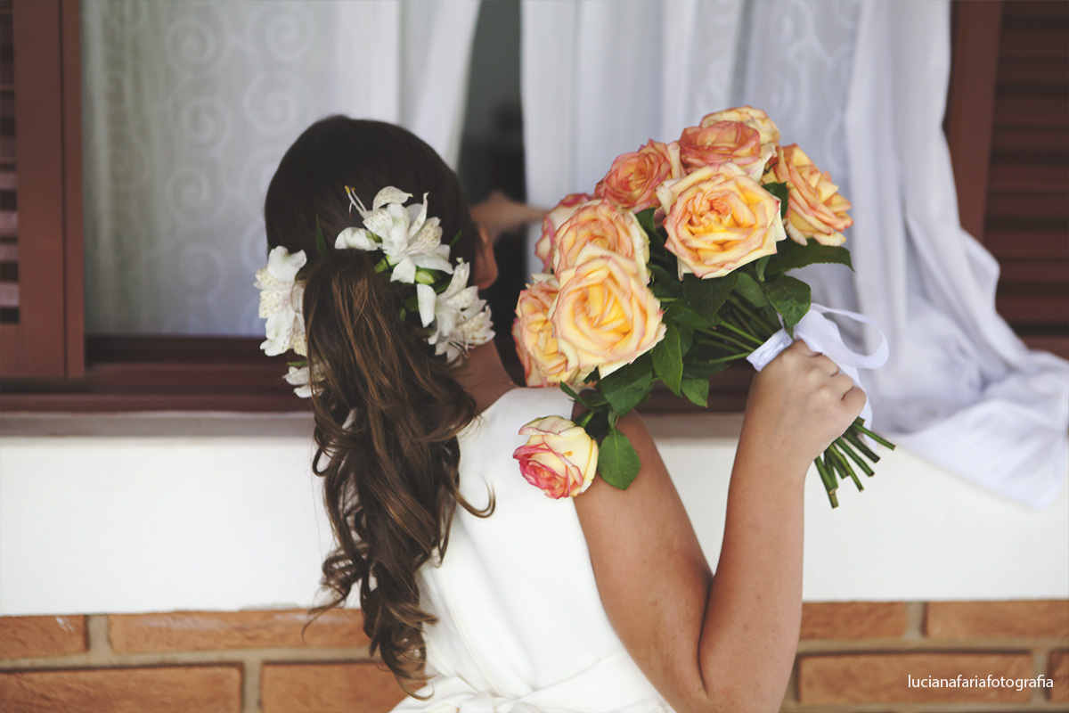 daminha, casamento, rosas, flor no cabelo, olhando pela janela, casar, wedding, casar de dia