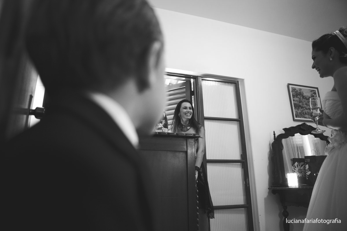 amiga da noiva, noiva pronta, pronta pra casar, maquiagem, cabelo pronto, coque, cabelo preso, making of, antes do casamento,  noiva, casamento externo, dia, noiva, vestido, vestido de noiva, flor lateral, casar de dia, 15 horas